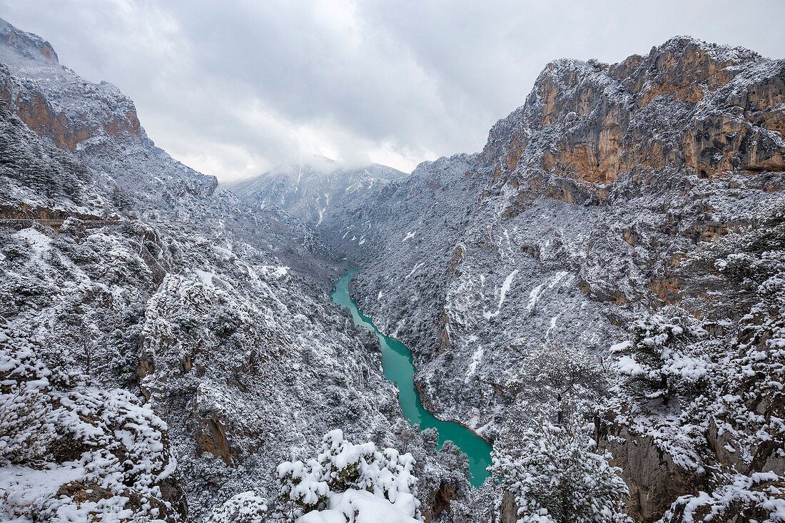 Frankreich, Alpes-de-Haute-Provence, regionales Naturschutzgebiet von Verdon, Grand Canyon von Verdon, der Verdon nach einem Schneefall