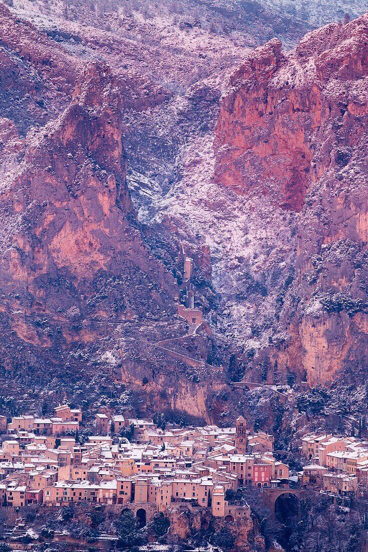 Frankreich, Alpes-de-Haute-Provence, regionales Naturschutzgebiet von Verdon, Moustiers Sainte Marie, zertifiziert die schönsten Dörfer Frankreichs, Überblick über das Dorf nach einem Schneefall