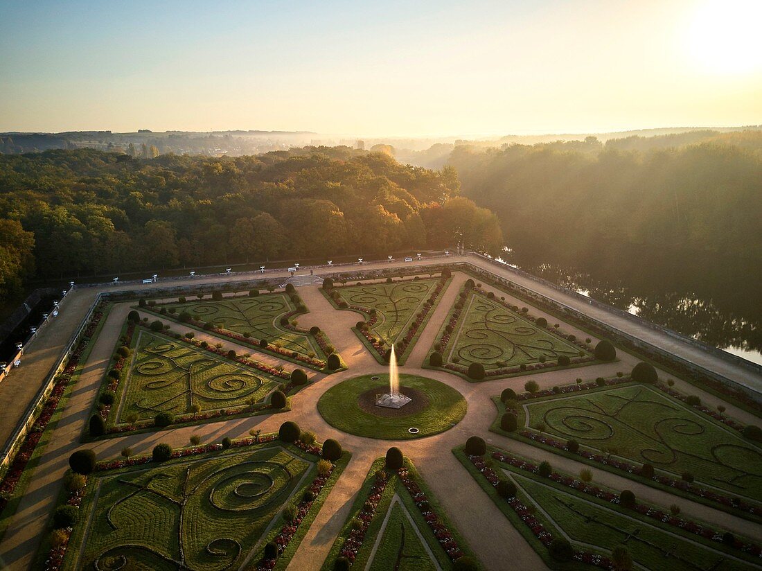 Frankreich, Indre et Loire, Loiretal, Schloss Chenonceau, von der UNESCO zum Weltkulturerbe erklärt, Garten Diane de Poitiers (Luftaufnahme)