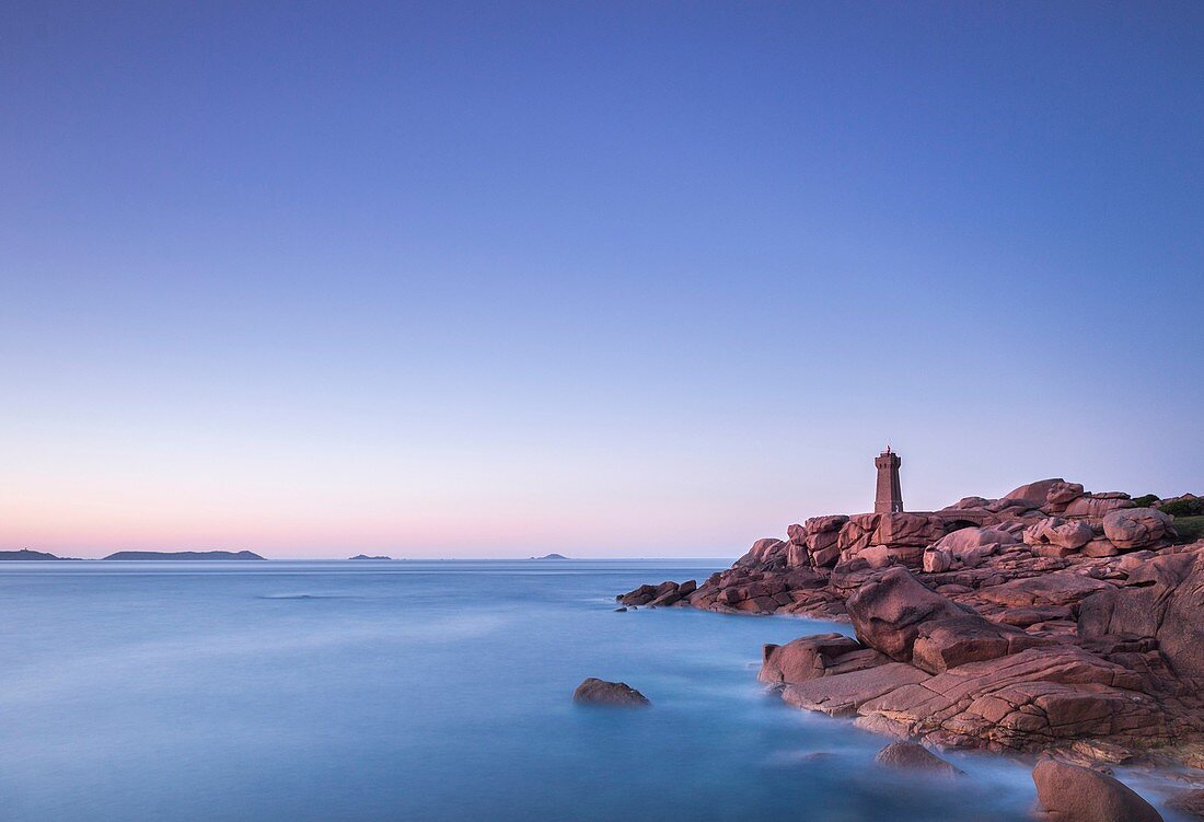 Frankreich, Cotes d'Armor, Perros Guirec, der Leuchtturm von Ploumanac'h oder Leuchtturm Mean Ruz und die Küste von Granit Rose bei Sonnenuntergang