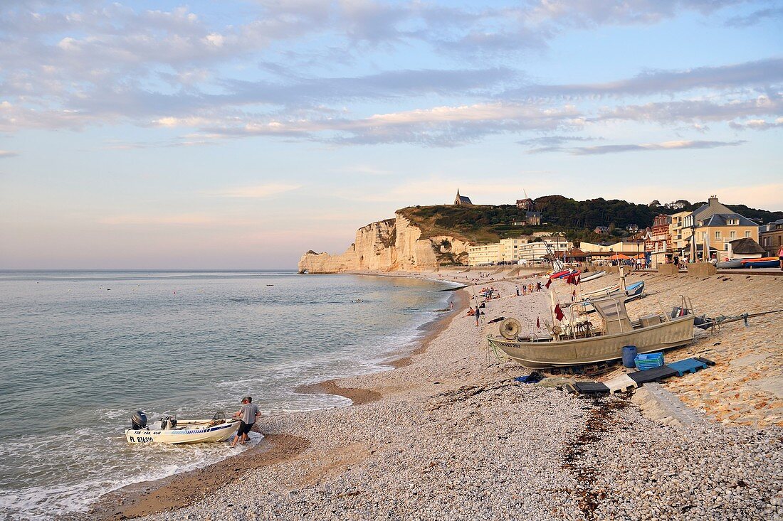 Frankreich, Seine Maritime, Pays de Caux, Côte d'Albatre (Alabasterküste), Etretat und sein Strand, im Hintergrund die Amont-Klippe und die Kirche Notre Dame de la Garde