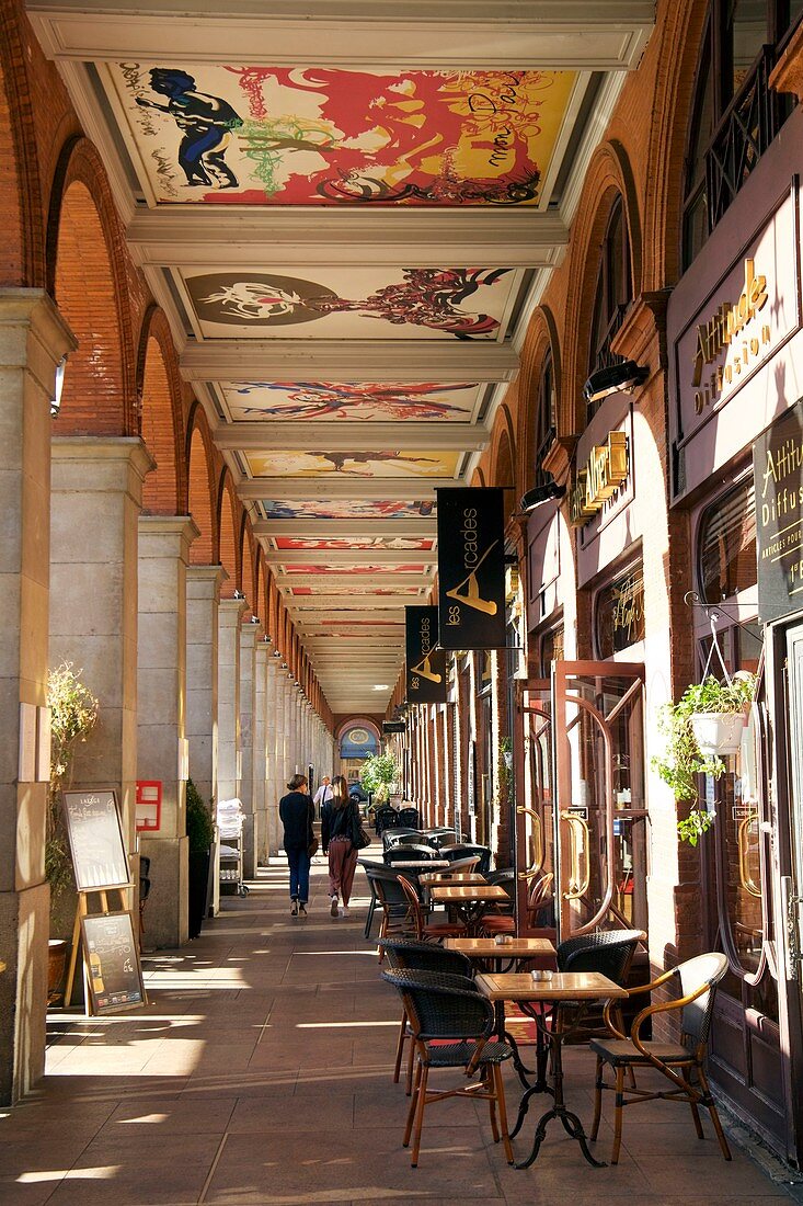 Frankreich, Haute Garonne, Toulouse, Capitole Square, Cafés unter den Arkaden