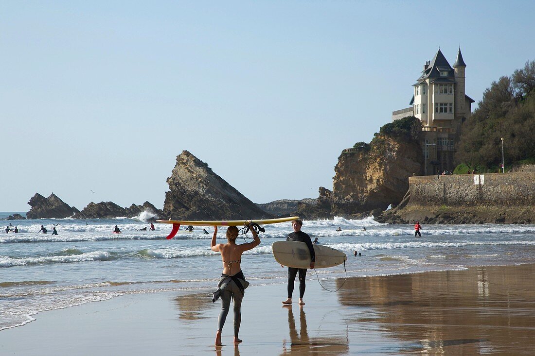 Frankreich, Pyrenäen Atlantiques, Pays Basque, Biarritz, Surfer am Strand des baskischen Küstenstrandes