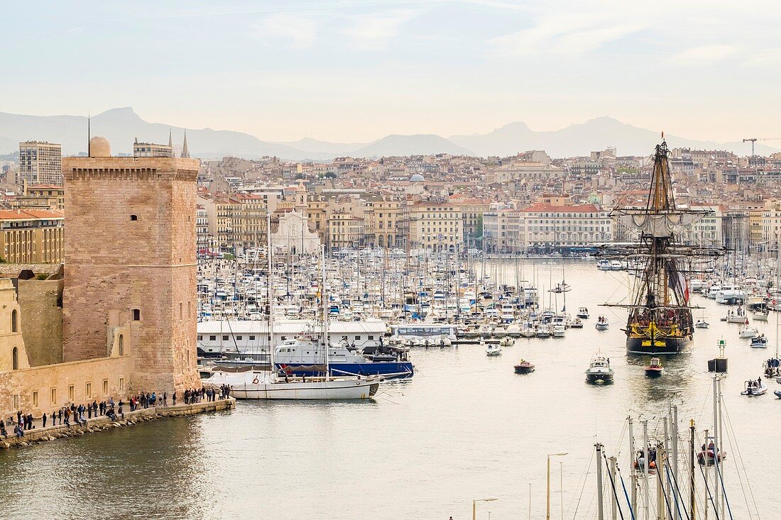 Frankreich, Bouches du Rhone, Marseille, Vieux-Port (Alter Hafen) Die Replik Hermine verlässt Marseille nach einem 4-tägigen Liegeplatz vom 12. bis 15. April 2018 und verlässt Marseille am 16. April