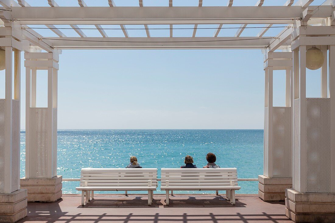 Frankreich, Alpes Maritimes, Nizza, die Baie des Anges, Frauen, die auf einer Bank der Promenade des Anglais sitzen