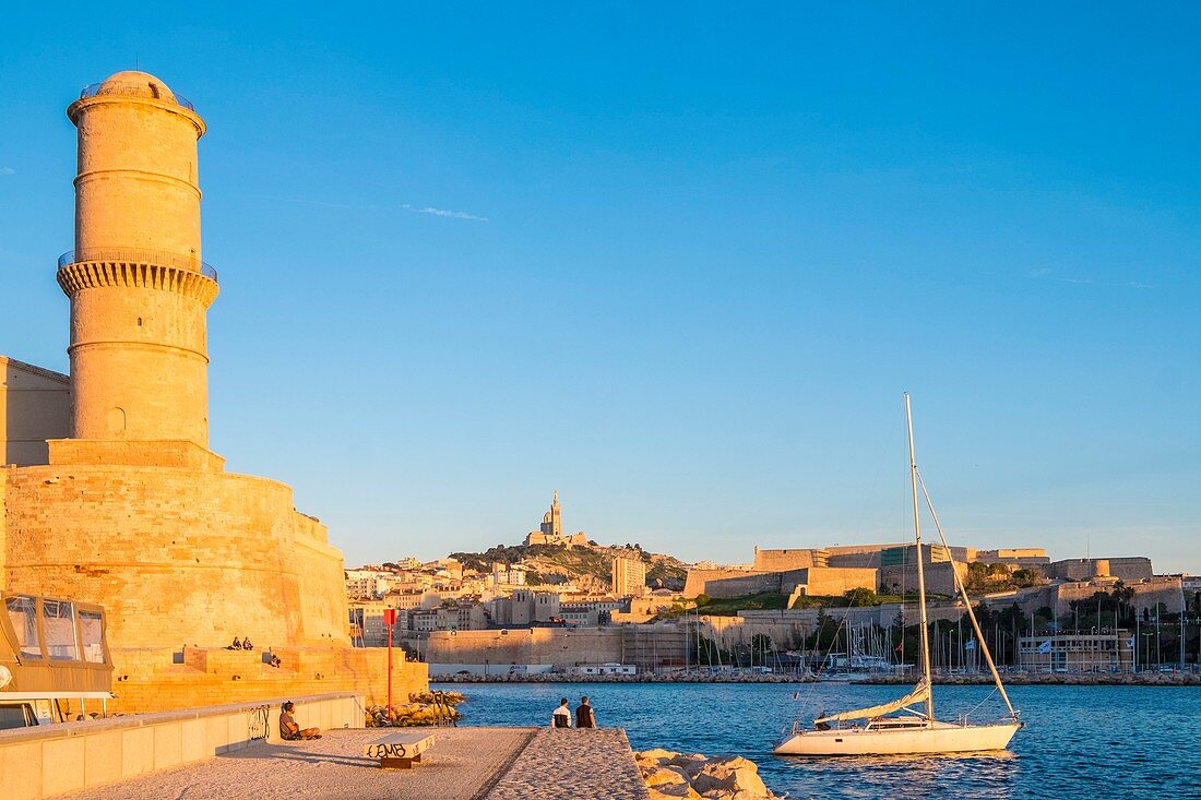 Frankreich, Bouches du Rhone, Marseille, die Einfahrt zum Hafen von Vieux und der Fanalturm von Fort Saint Jean bei Sonnenuntergang