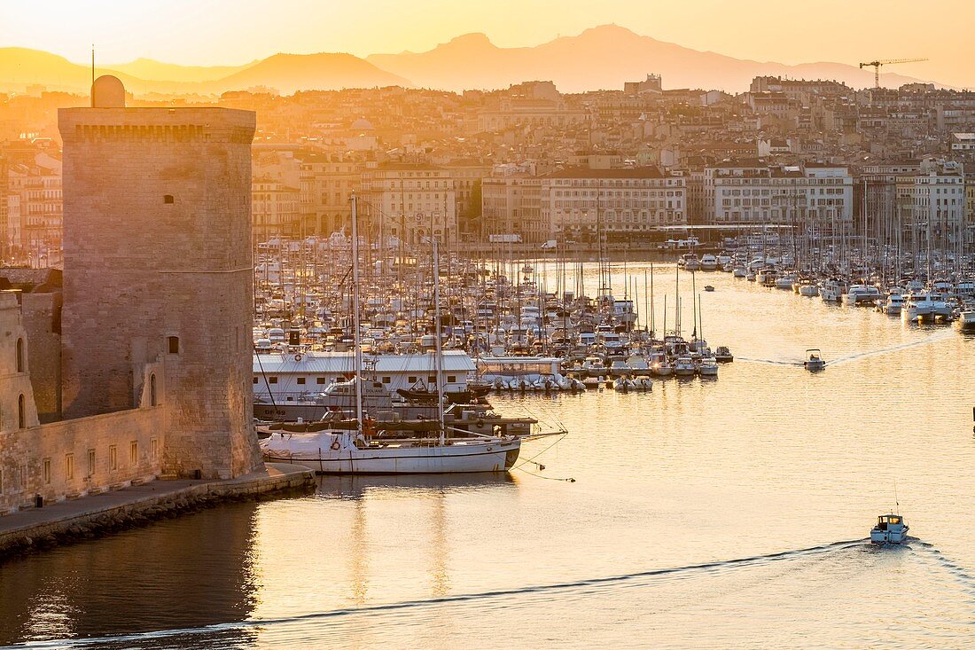 Frankreich, Bouches du Rhone, Marseille, die Einfahrt zum Hafen von Vieux und Fort Saint Jean bei Sonnenaufgang