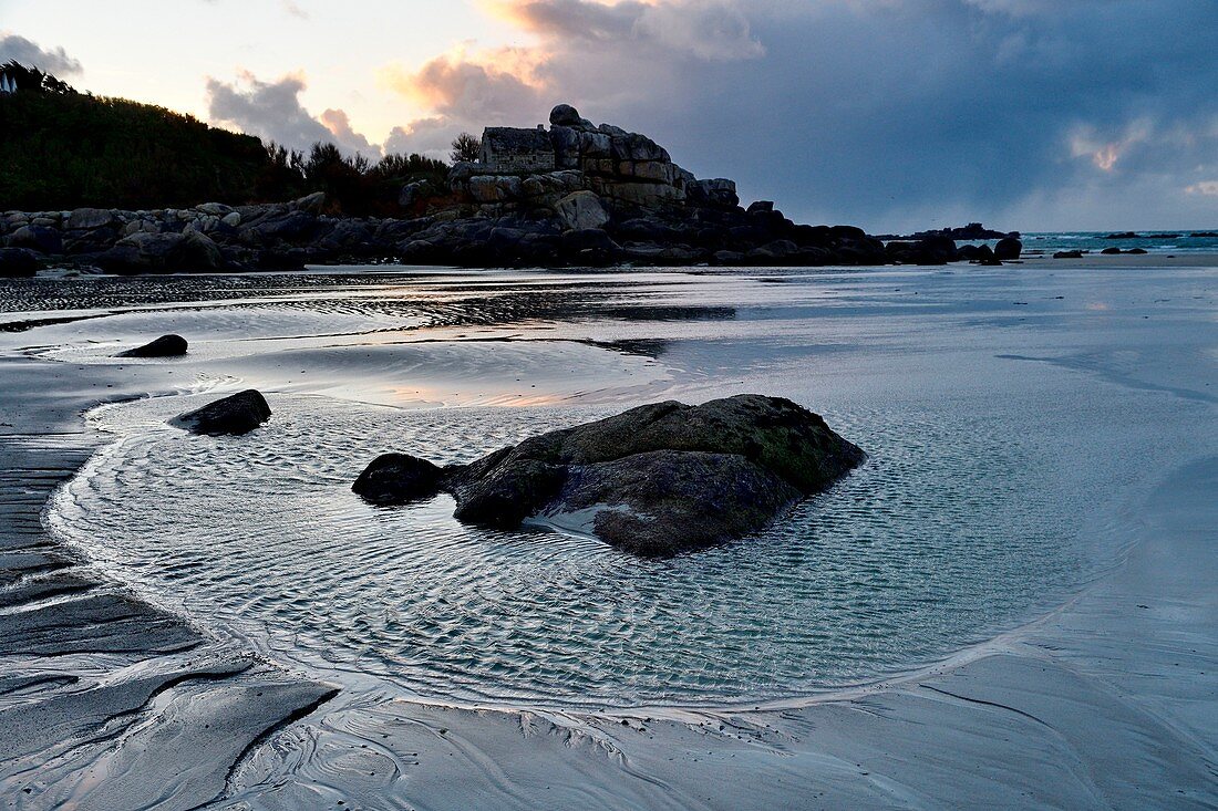 France, Finistere, Cleder, kerfissien beach at low tide