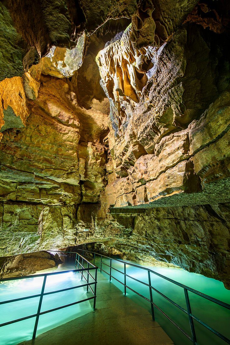 Frankreich, Côte-d'Or, Beze, die Höhlen von Beze, der unterirdische Fluss zu Beginn der Saison