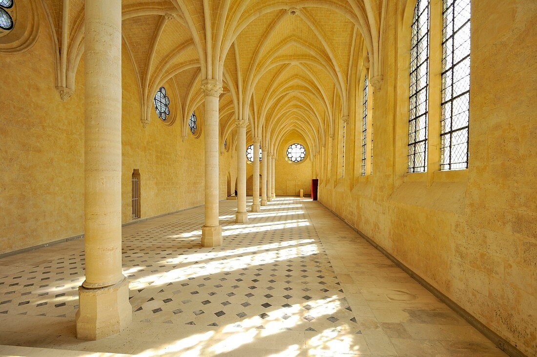 Frankreich, Aisne, Soissons, Abtei Saint Jean des Vignes, 1076 von Hugh White gegründet, mit seinen 75 m hohen Pfeilen das seitliche Refektorium
