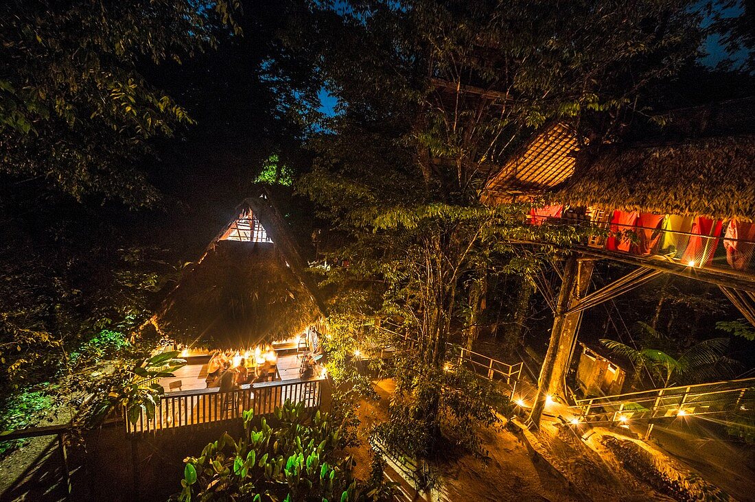 Frankreich, Französisch-Guayana, Kourou, Camp Canopee, Abendessen bei Kerzenschein, Nachtansicht von einer Hängebrücke 10 m über dem Boden