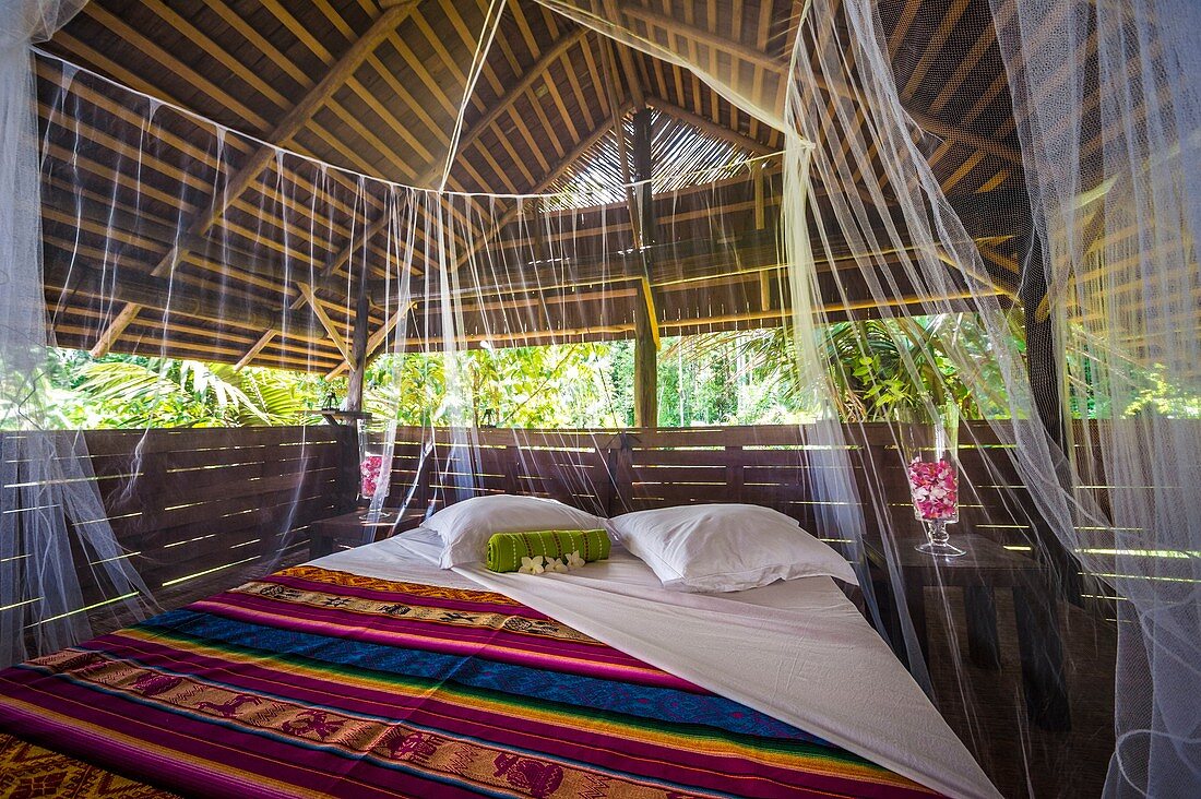 France, French Guiana, Kourou, resting hut with kingsize bed and mosquito net, Wapa Lodge