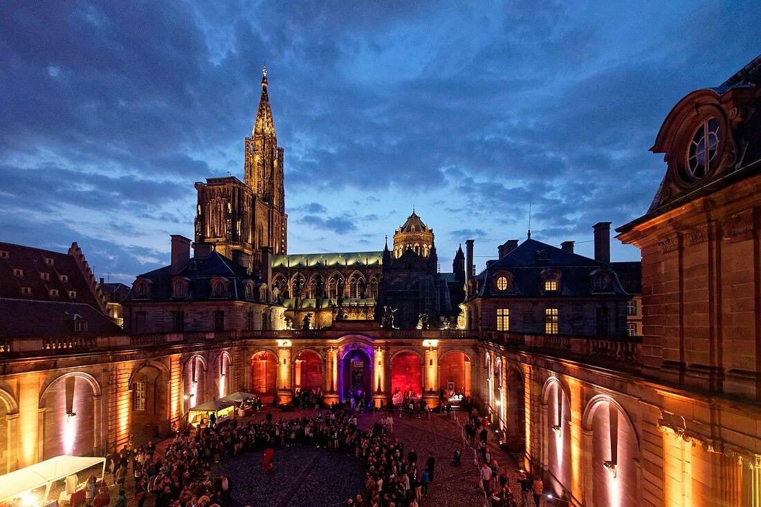 Frankreich, Bas Rhin, Straßburg, Altstadt, die von der UNESCO zum Weltkulturerbe erklärt wurde, das Palais des Rohan, in dem sich das Museum für dekorative Kunst, Bildende Kunst und Archäologie sowie die Kathedrale Notre Dame befinden