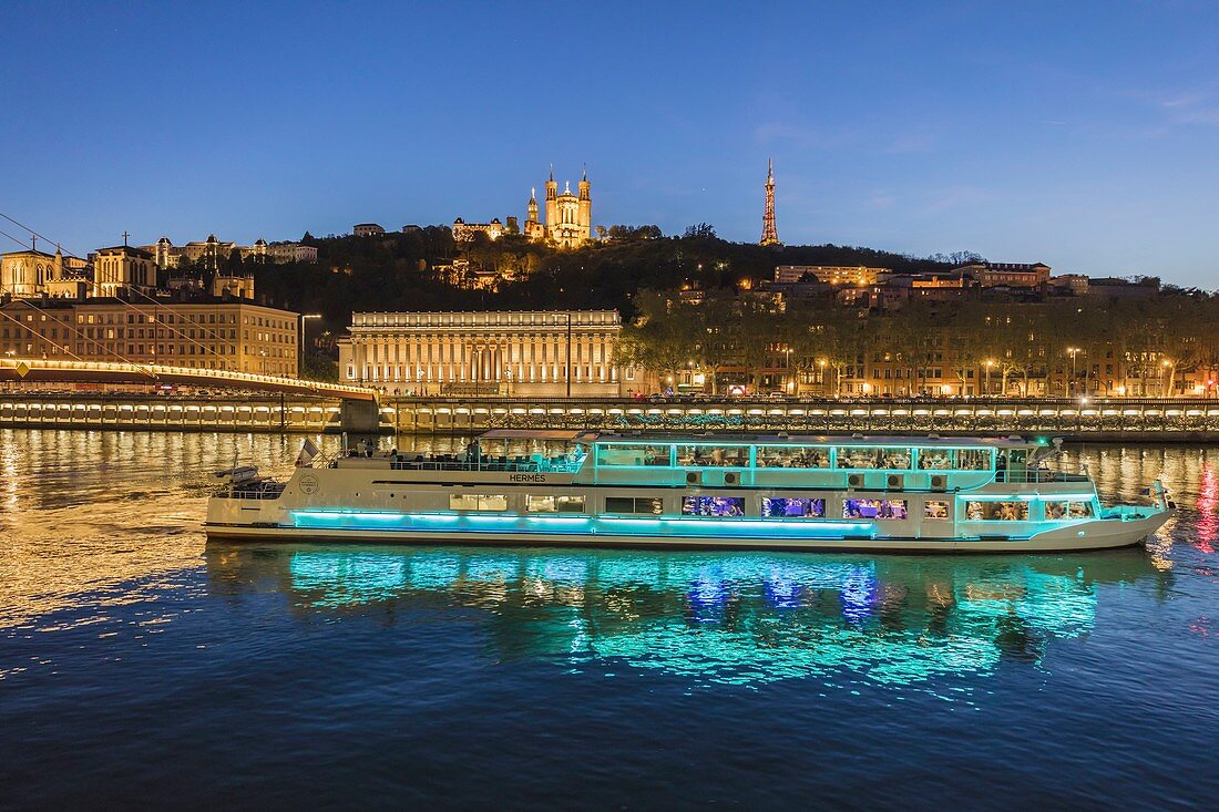 Frankreich, Rhone, Lyon, historische Stätte, die von der UNESCO zum Weltkulturerbe erklärt wurde, Vieux Lyon (Altstadt), Fußgängerbrücke an der Saone, die zum Gerichtsgebäude führt, und Notre Dame de Fourviere im Hintergrund