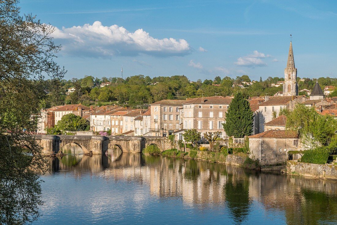 Frankreich, Charente, Confolens, Ufer des Flusses Wien und Brücke aus dem 13. Jahrhundert