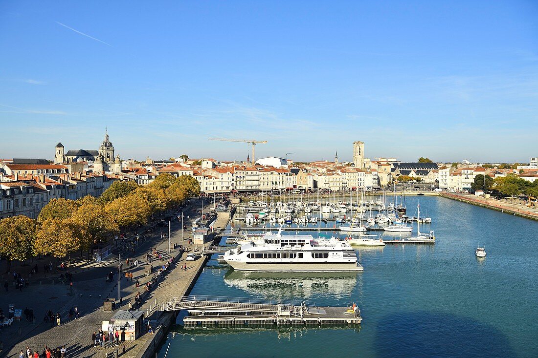 Frankreich, Charente Maritime, La Rochelle, der alte Hafen, das Große Uhrentor (Porte de la Grosse Horloge), die Kathedrale Saint Louis und die St. Sauveur-Kirche