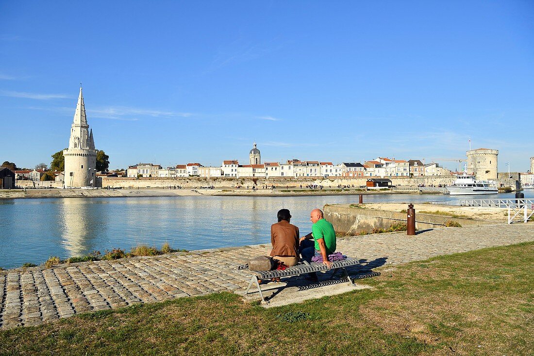 Frankreich, Charente-Maritime, La Rochelle, Tour de la Lanterne (Laternenturm), Kettenturm (Tour de la Chaine) und Saint Nicolas (Tour Saint-Nicolas) schützen den Eingang zum Alten Hafen