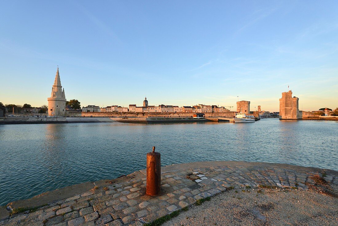 Frankreich, Charente-Maritime, La Rochelle, Tour de la Lanterne (Laternenturm), Kettenturm (Tour de la Chaine) und Saint Nicolas (Tour Saint-Nicolas) schützen den Eingang zum Alten Hafen