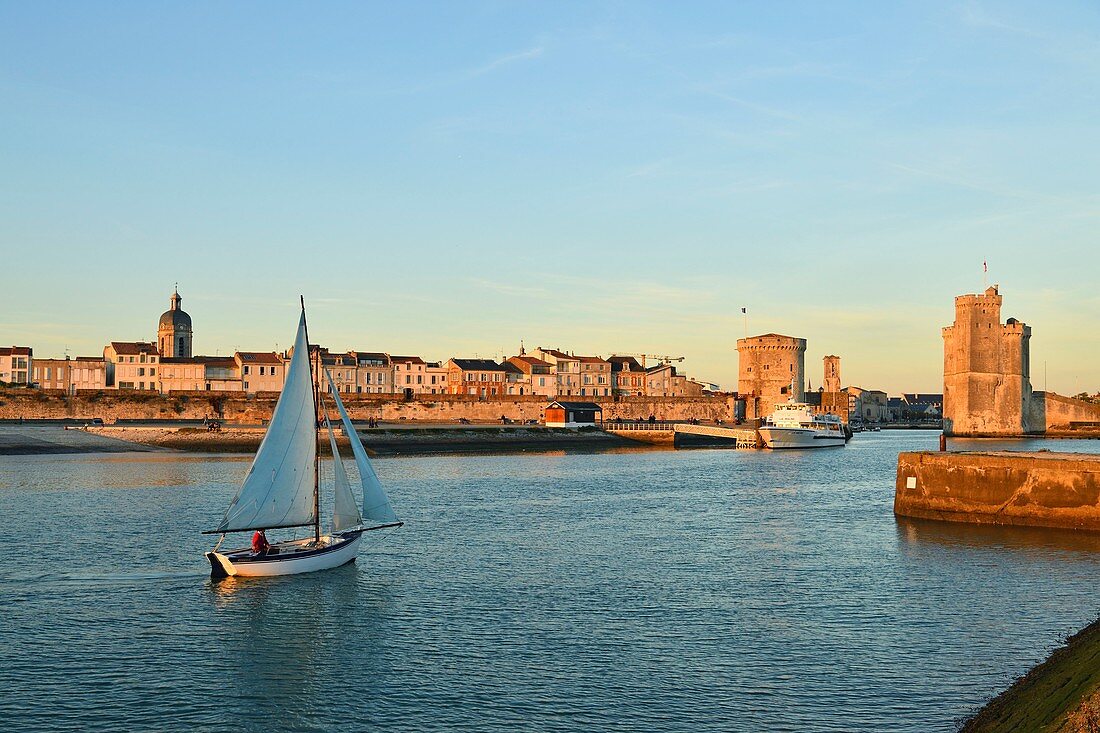 Frankreich, Charente-Maritime, La Rochelle, Kettenturm (Tour de la Chaine) und Saint Nicolas Tower (Tour Saint-Nicolas) schützen den Eingang zum Alten Hafen und zur St. Sauveur-Kirche in der Mitte