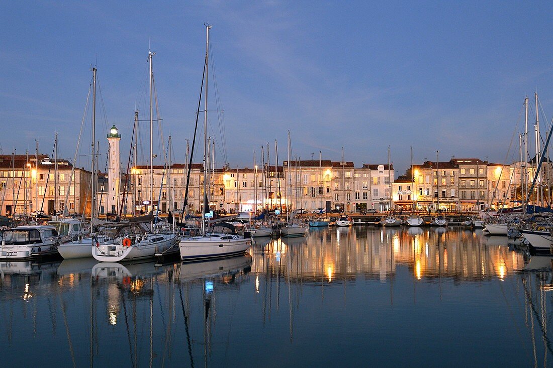Frankreich, Charente-Maritime, La Rochelle, das Nassdock des Alten Hafens und sein Leuchtturm
