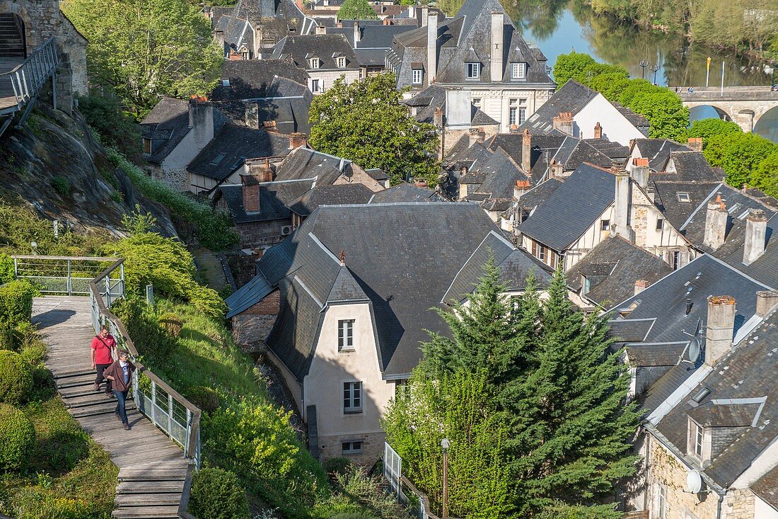 Frankreich, Dordogne, Perigord Noir, Terrasson Lavilledieu, Stadt am Ufer des Flusses Vezere