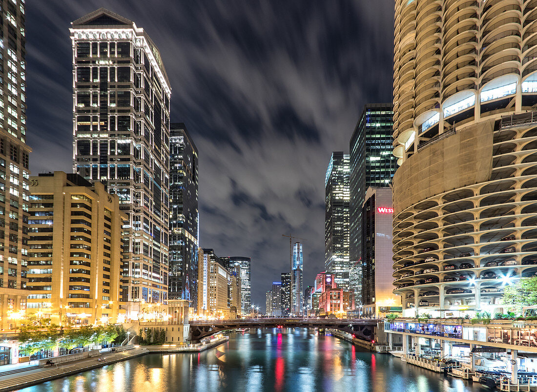 Nachts in der Innenstadt von Chicago, The Loop und der Fluss, beleuchtete Gebäude