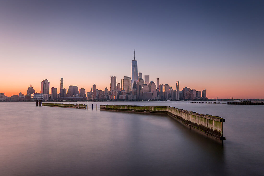 Blick über das Wasser von New York City, Insel Manhattan, im Morgengrauen, flaches ruhiges Wasser