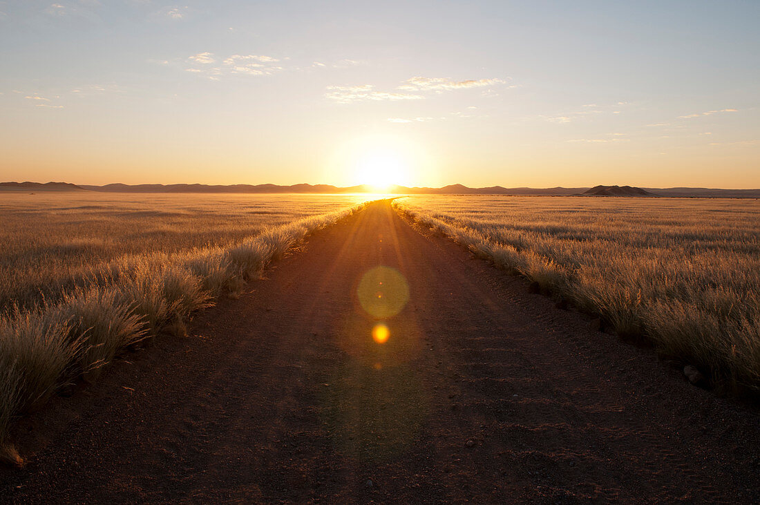 Leere Straße bei Sonnenuntergang, Kulala Wilderness Reserve, Namib-Wüste, Namibia