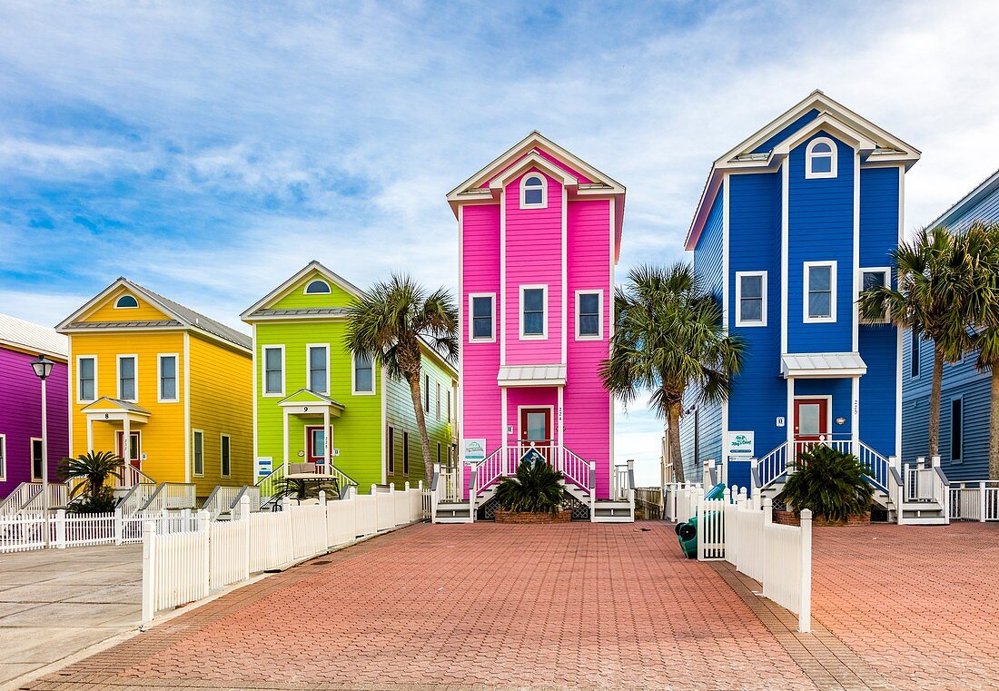 Bunte Strandhäuser auf St. George Island im Panhandle oder vergessenen Küstengebiet von Florida in den Vereinigten Staaten