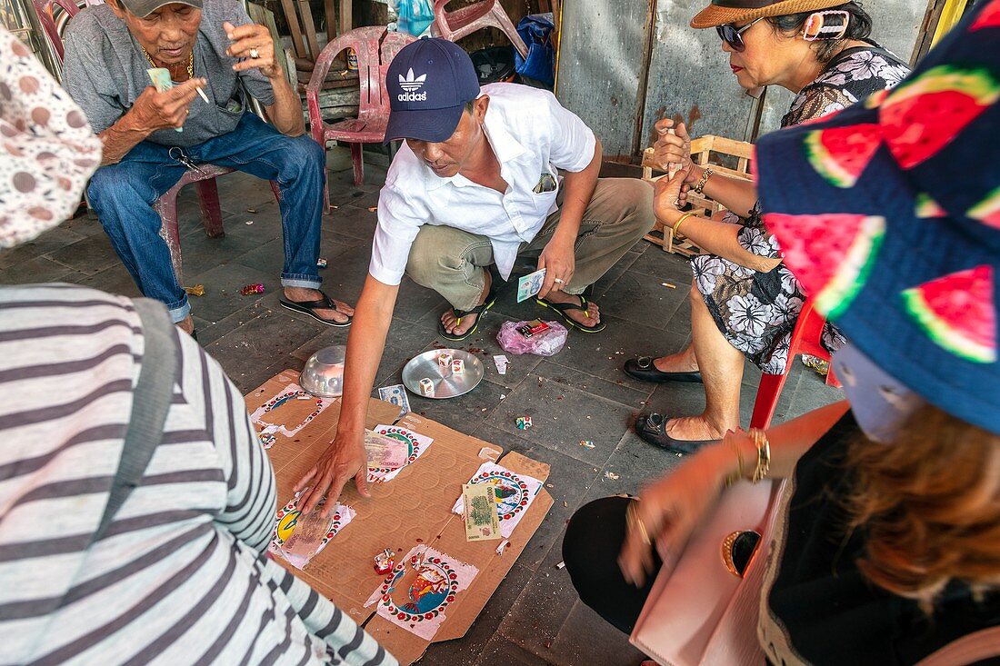 Street Gambling, Wettspiel mit Würfel und ein hausgemachtes Brett, Seitenstraßen, Altstadt, Hoi An, Quang NAm Provence, Vietnam, Asien