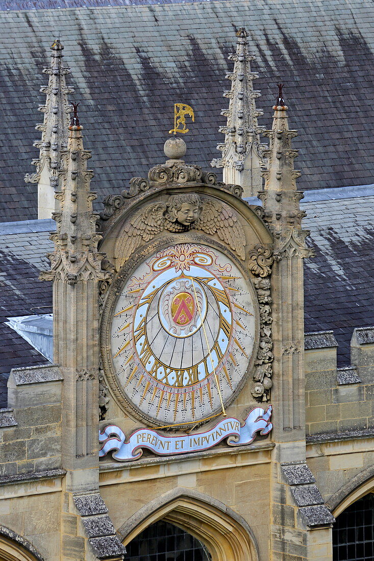 Blick von St. Maria die Jungfrau Kirche auf die Sonnenuhr im All Souls College, Oxford, Oxfordshire, England
