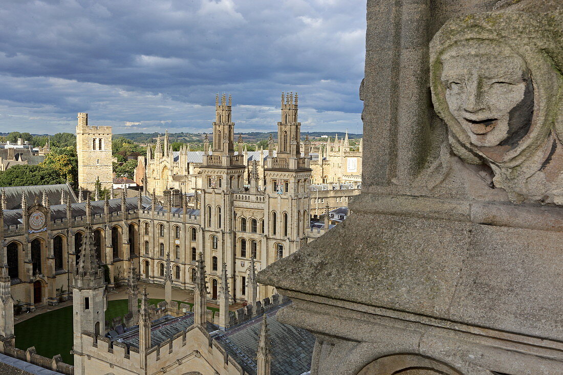 Blick vom Kirchturm der St. Mary the Virgin Kirche auf das All Souls College, Unirversity, Oxford, Oxfordshire, England