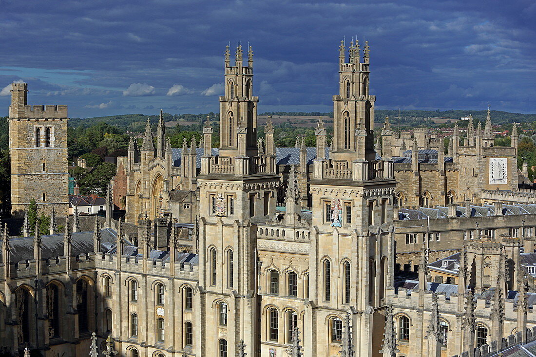 Blick vom Kirchturm der St. Mary the Virgin Kirche auf das All Souls College, Unirversity, Oxford, Oxfordshire, England