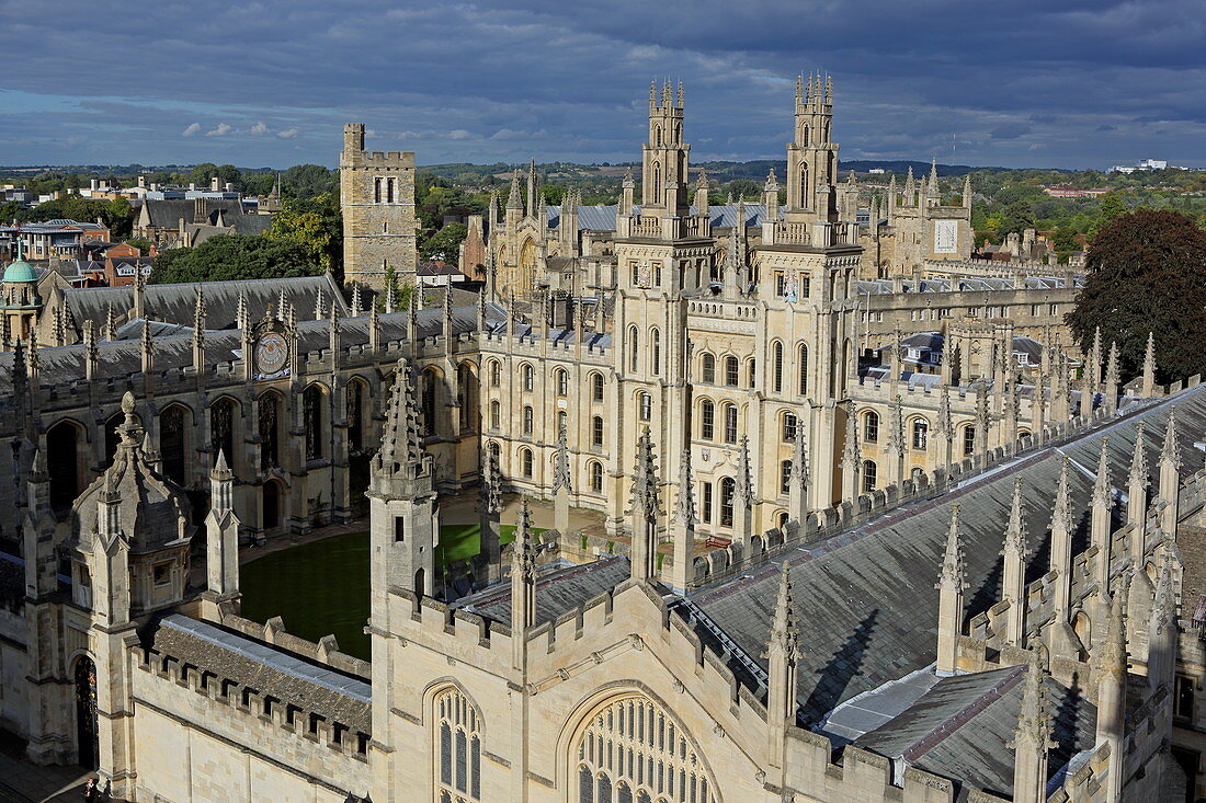 Blick vom Kirchturm der St. Mary the Virgin Kirche auf das All Souls College, Universität, Oxford, Oxfordshire, England