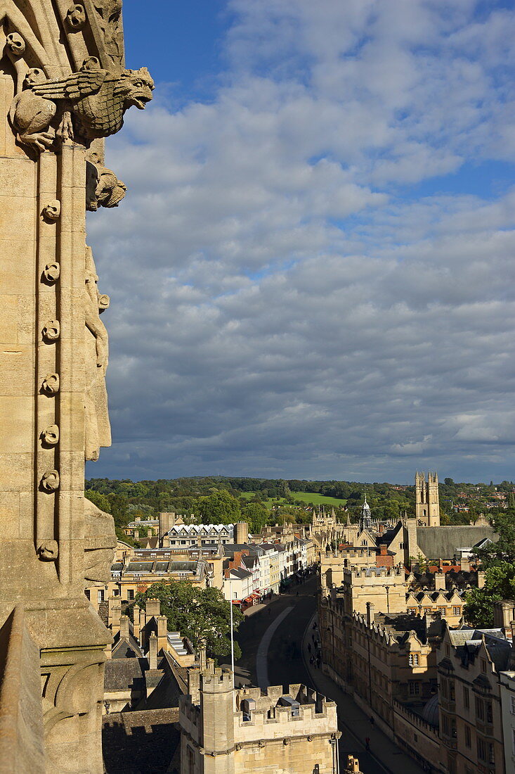 Blick vom Turm von St. Mary die Jungfrau Kirche auf der Hauptstraße, Oxford, Oxfordshire, England
