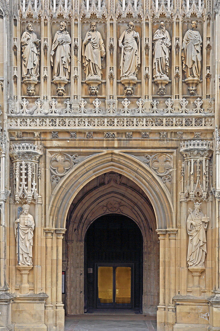 Haupteingangsportal der Kathedrale von Gloucester, Cotswolds, Cloucestershire, England