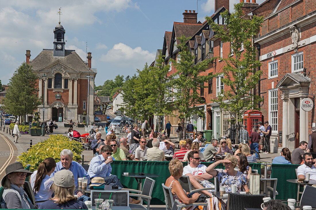 Market Place mit Cafes und Town Hall, Henley-upon-Thames, Oxfordshire, England