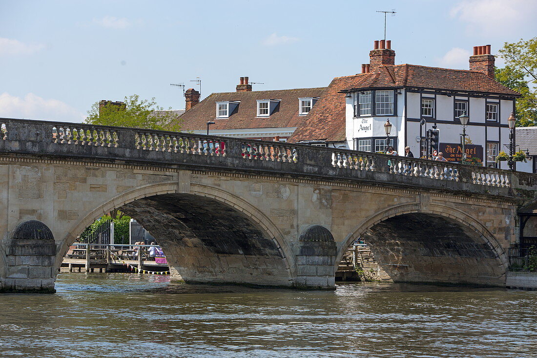 Henley Bridge over the Thames, behind it the Angel on the Bridge pub, Henley-upon-Thames, Oxfordshire, England
