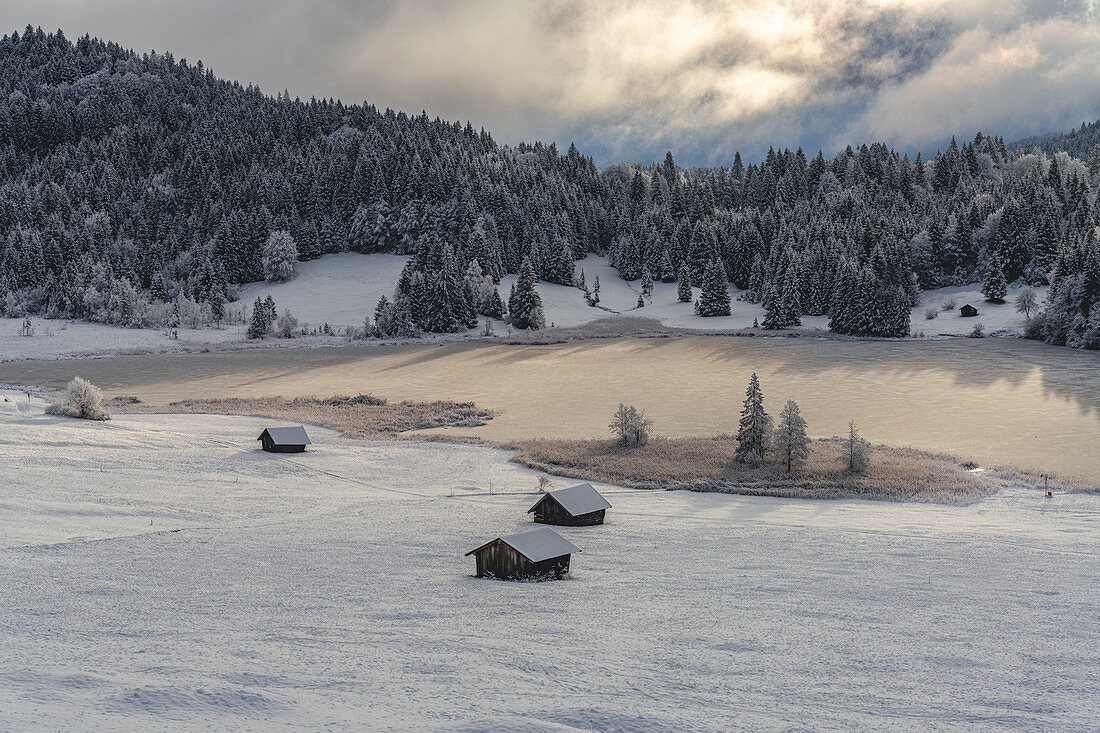 Blick über den gefrorenen Geroldsee auf schneebedeckte Landschaft, Krün, Bayern, Deutschland.