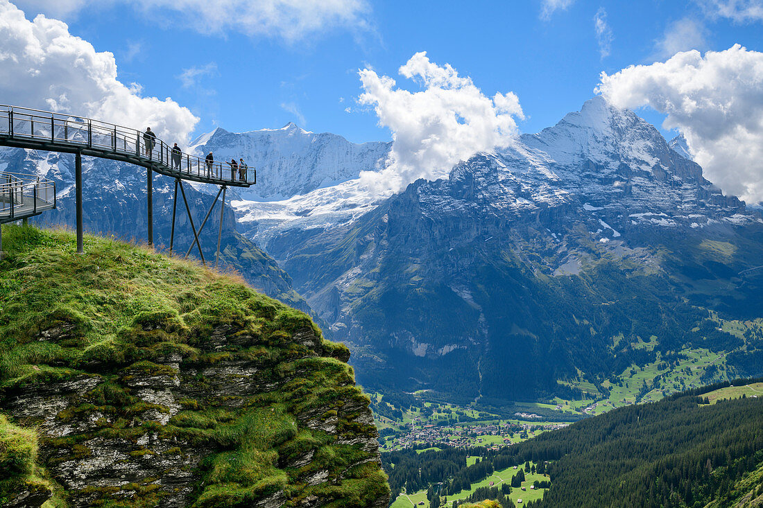 Several people stand on cliff walk with a view of Fiescherhorn and Eiger, Tissot Cliff Walk, First, Grindelwald, Bernese Oberland, UNESCO World Natural Heritage Swiss Alps Jungfrau-Aletsch, Bernese Alps, Bern, Switzerland