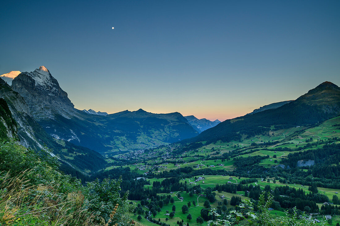Blick auf Eiger, Kleine Scheidegg und Grindelwald bei Sonnenaufgang, Grosse Scheidegg, Berner Oberland, UNESCO Weltnaturerbe Schweizer Alpen Jungfrau-Aletsch, Berner Alpen, Bern, Schweiz
