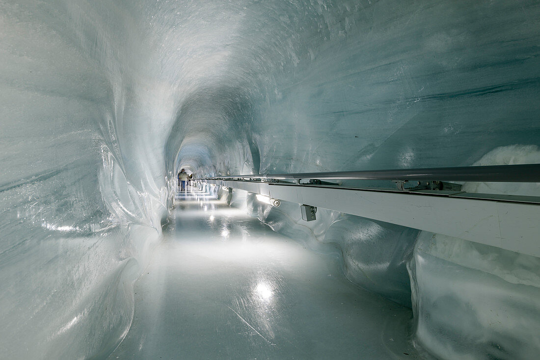 Eispalast, Tunnel aus Eis mit Personen im Hintergrund, Jungfraujoch, Berner Oberland, UNESCO Weltnaturerbe Schweizer Alpen Jungfrau-Aletsch, Berner Alpen, Bern, Schweiz