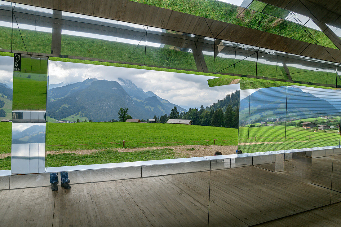 Blick aus Spiegelhaus, Mirror House, Architekt: Doug Aitken, Gstaad, Simmental, Berner Alpen, Bern, Schweiz