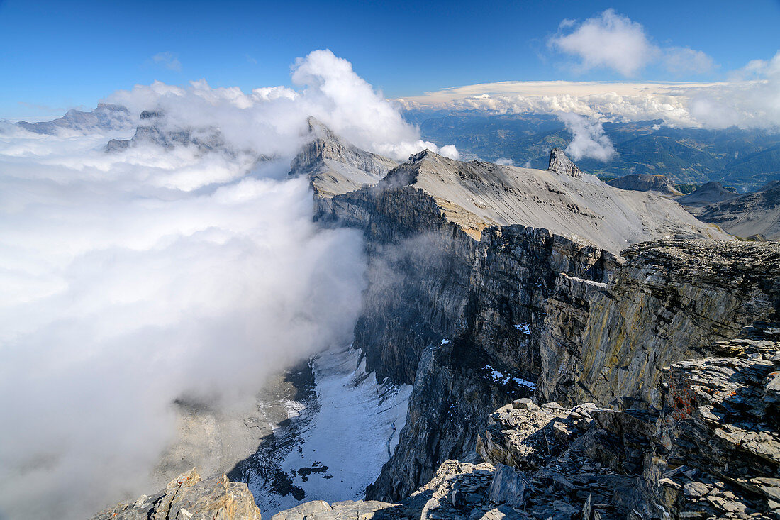 Wolkenstimmung an den Felsabbrüchen der Grande Dent de Morcles, Grande Dent de Morcles, Berner Alpen, Vaud, Waadtland, Schweiz