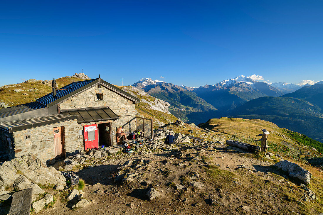 Wiwannihütte mit Walliser Alpen mit Dom, Wiwannihütte, Berner Alpen, Wallis, Schweiz
