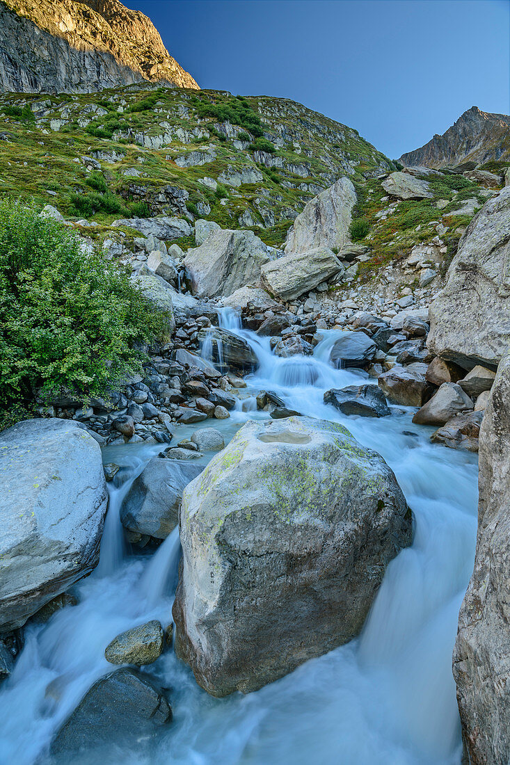Gebirgsbach fließt über große Felsblöcke, Baltschiedertal, Berner Alpen, Wallis, Schweiz