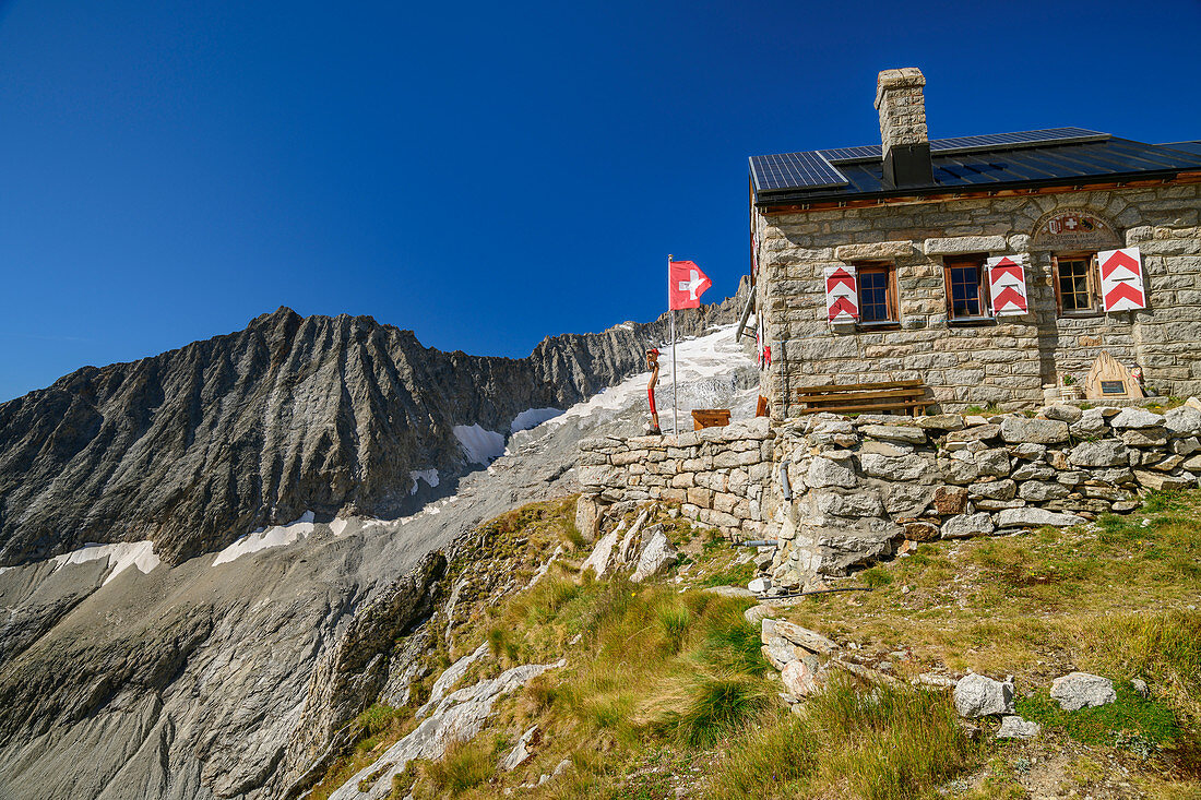 Hütte Baltschiederklause mit Schweizer Flagge, Baltschiederklause, Berner Alpen, Wallis, Schweiz