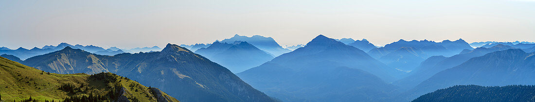 Panorama mit Bergkulisse von Gaichtspitze, über Zugspitze, Thaneller bis Lechtaler Alpen, vom Litnisschrofen, Tannheimer Berge, Tirol, Österreich