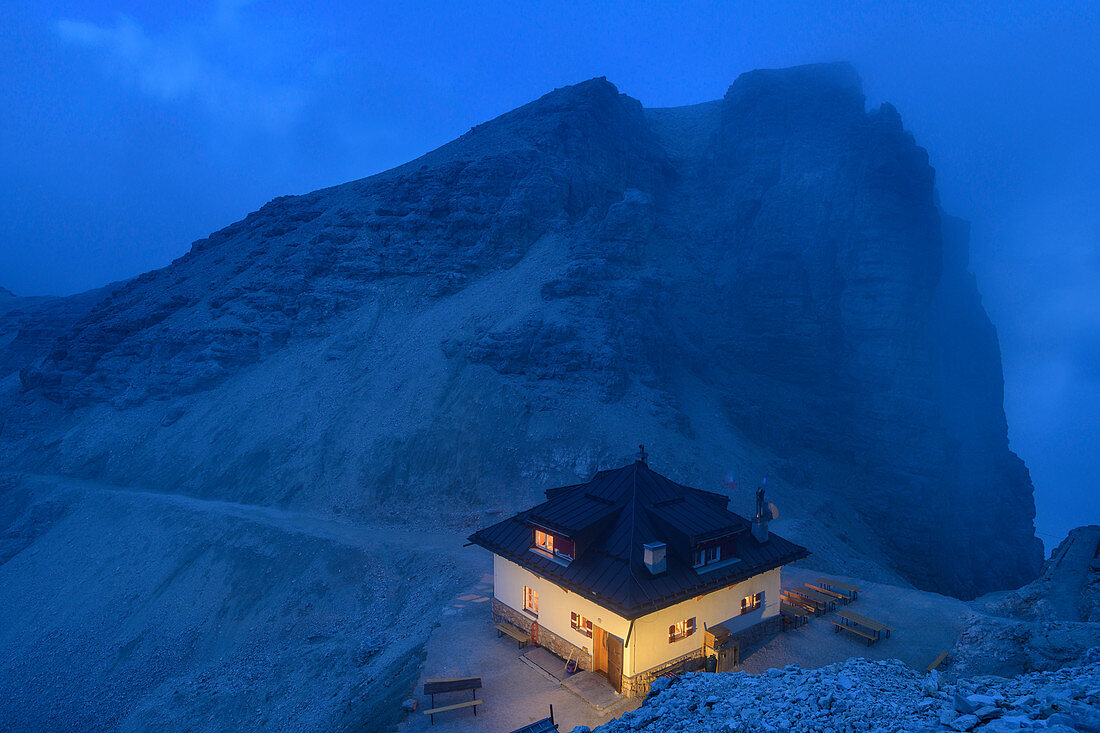 Hütte Rifugio Forcella Pordoi bei Nacht, Sellagruppe, Dolomiten, UNESCO Weltnaturerbe Dolomiten, Venetien, Venezien, Italien