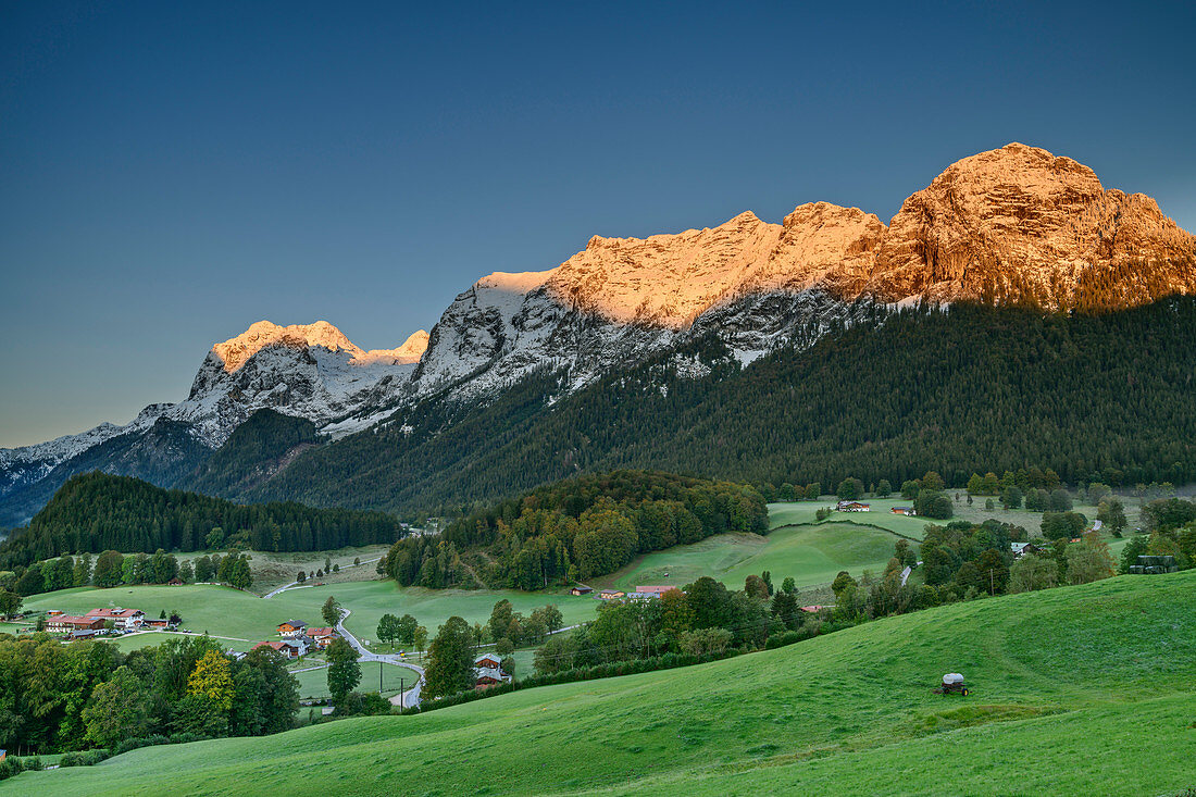Verschneite Reiteralm im Morgenlicht, Ramsau, Berchtesgaden, Berchtesgadener Alpen, Oberbayern, Bayern, Deutschland